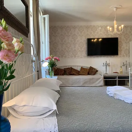 Mama's And Papa's Luxury Pensión Split